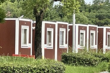 名古屋ガーデンふ頭に並ぶ選手用の「コンテナホテル」