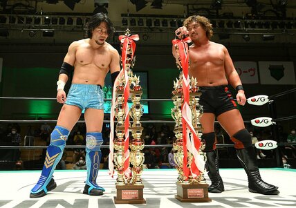 トーナメントを制した吉岡世起（左）と中嶋勝彦