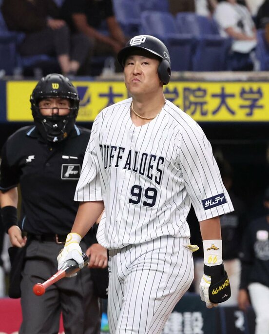  ４回、三振に倒れ渋い表情の杉本（東スポWeb）