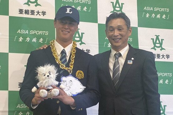 西口監督と1位指名を受けた川尻啓人投手