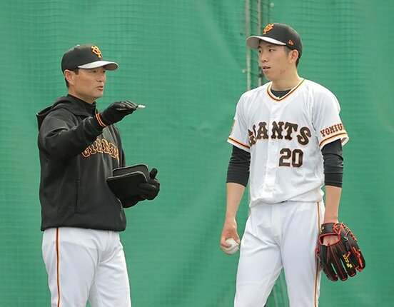  戸郷と話す桑田投手チーフコーチ補佐