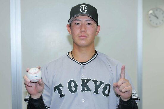 プロ初安打のボールを手にする皆川岳飛