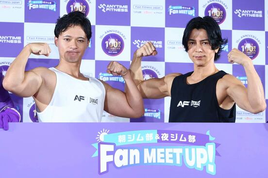 マッスルポーズを決めたショーゴ（東京ホテイソン）と武田真治