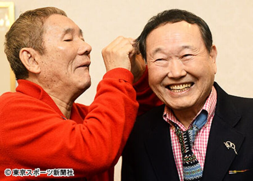 板東（右）の植毛の具合を確かめるたけし