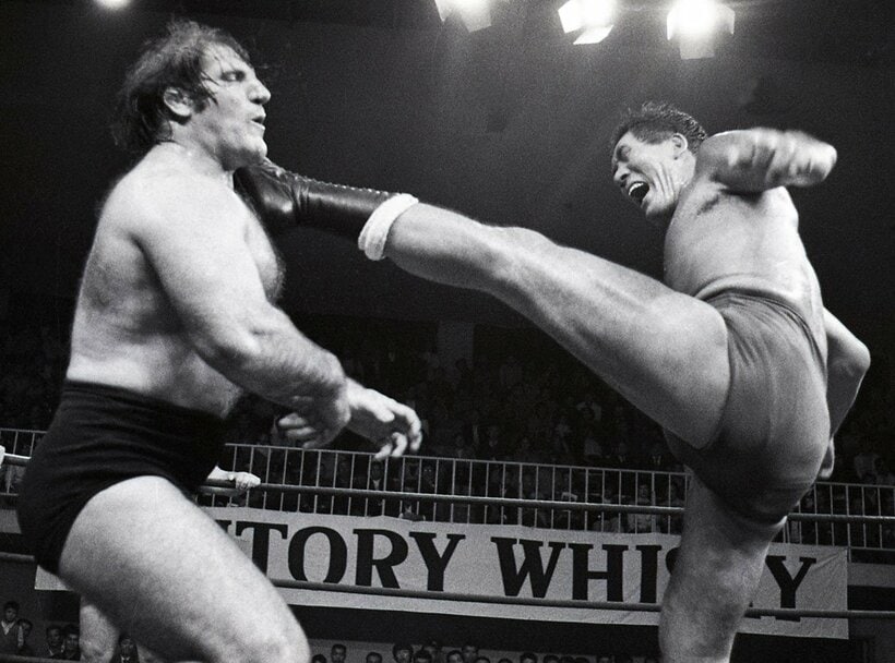  旗揚げ戦でサンマルチノに１６文キックを放つ馬場（東スポＷｅｂ）