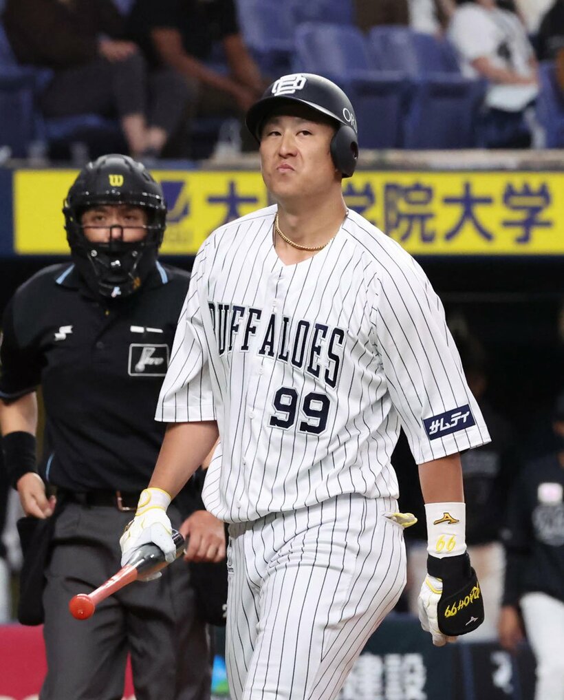  ４回、三振に倒れ渋い表情の杉本（東スポWeb）
