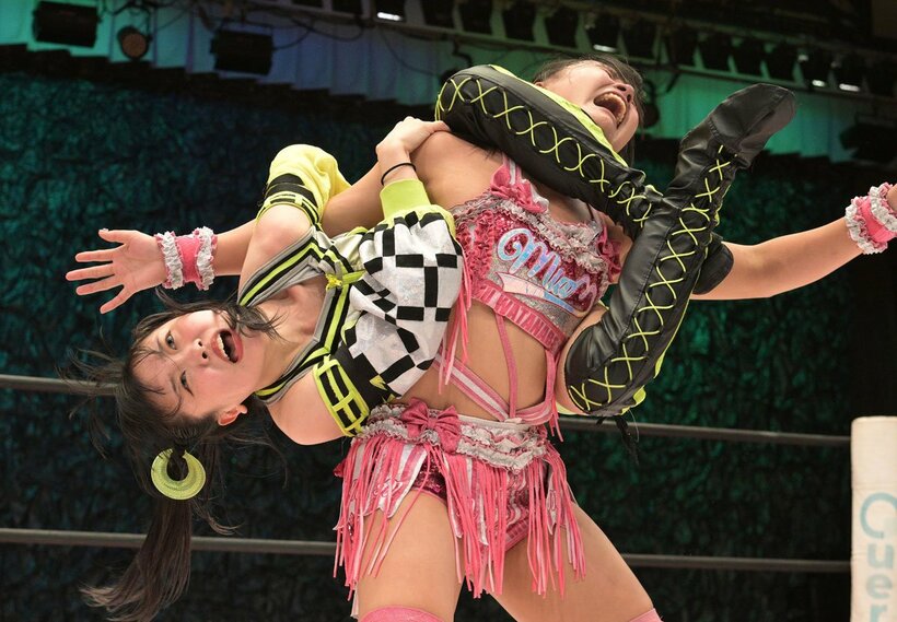 渡辺未詩（右）を攻める鈴芽