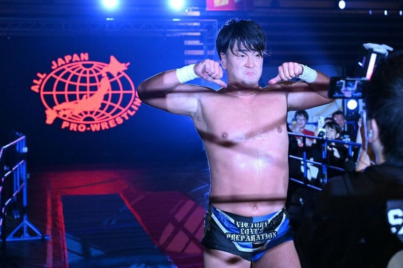 王道Ｔの出場選手が揃う８人タッグ戦を制し、してやったりの表情の青柳優馬