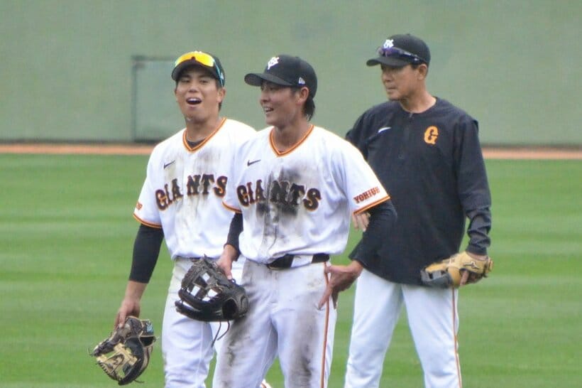 阿部監督のノックを受ける門脇（左）と宇都宮（中央）