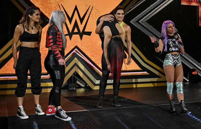  キャンディス軍に襲撃された紫雷イオはラケル・ゴンザレスに担がれて失神の醜態（2020-WWE,-Inc.-All-Rights-Reserved.）