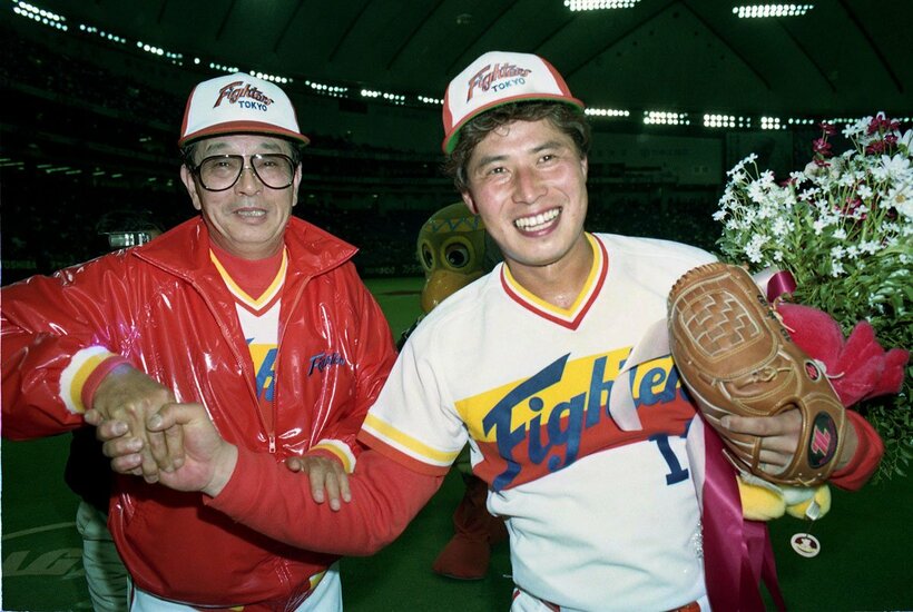ノーヒットノーランを達成して近藤貞雄監督（左）と握手する柴田保光投手（１９９０年４月２５日）