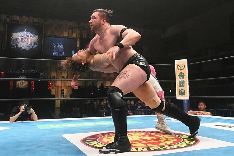 カラム・ニューマン(右)のラリアートを食らう海野翔太