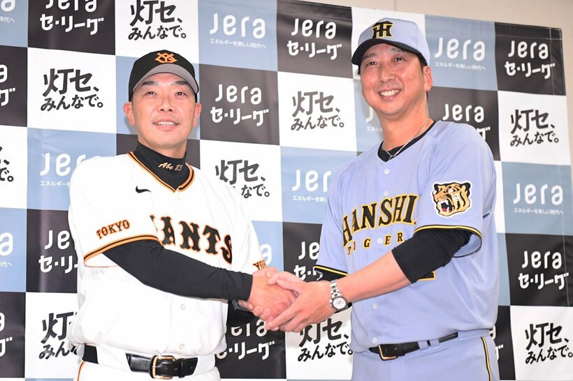 開幕前日会見に臨んだ巨人・阿部監督（左）と阪神・藤川監督