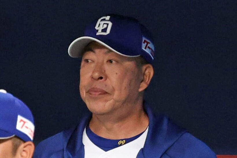 渋い表情の中日・井上監督