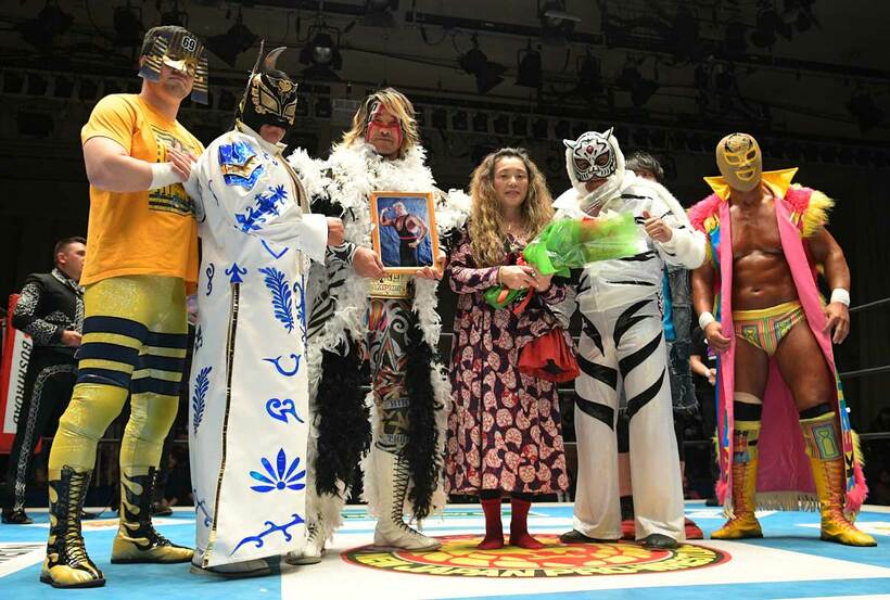 故ブラック・キャットさんの遺影を持ちポーズを取る（左から）田口隆祐、ペガソ、棚橋弘至、タイガーマスク、YOH、本間朋晃