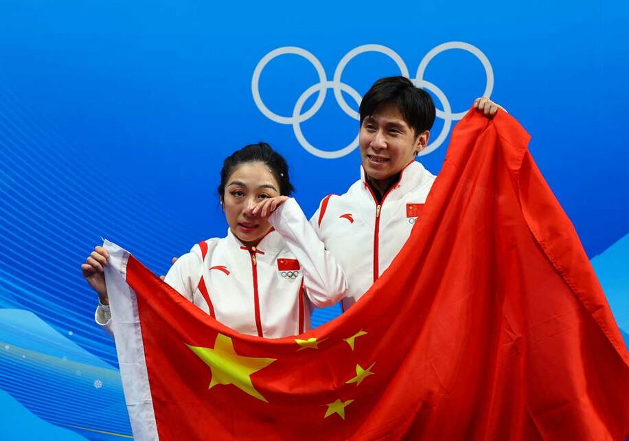  フィギュアスケートペアで優勝した中国の韓聡（左）、隋文静ペア（ロイター）
