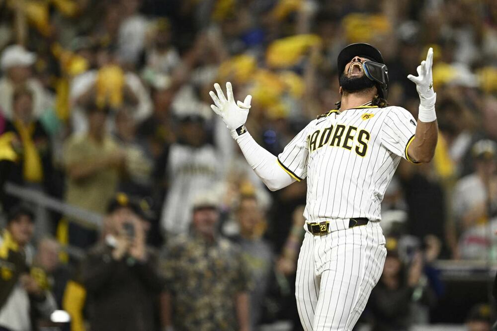 2ランを放ち雄たけびをあげるタティス(ロイター=USA TODAY Sports)