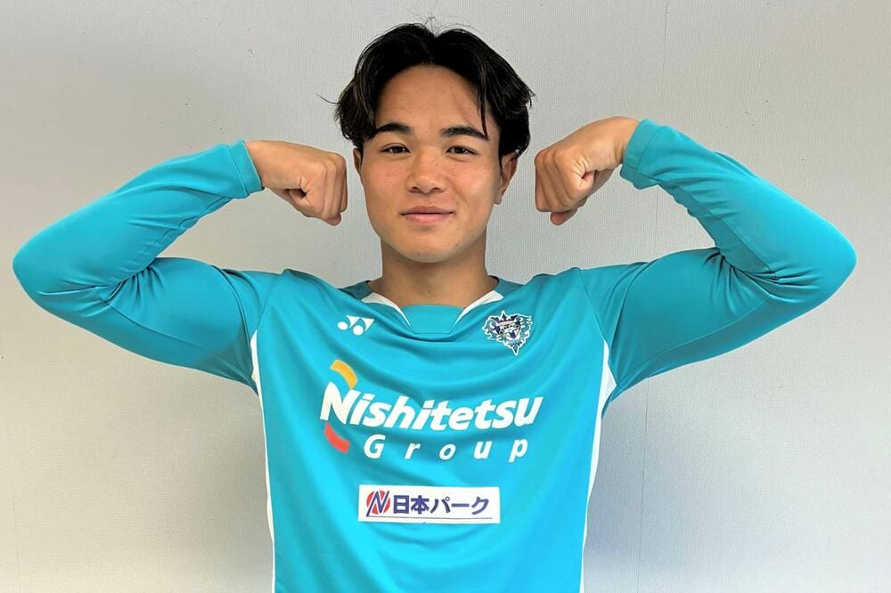 マッスルポーズをする辻岡