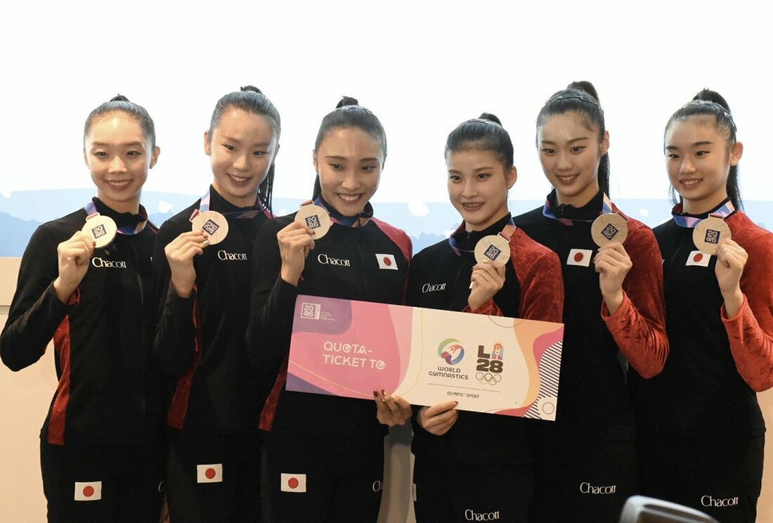 左から田辺観世埜、田中友菜、田口久乃、西本愛実、花村夏実、真鍋凜