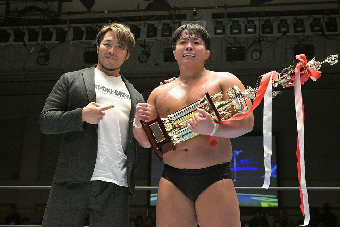 棚橋弘至社長(左)からトロフィーを受け取った村島克哉