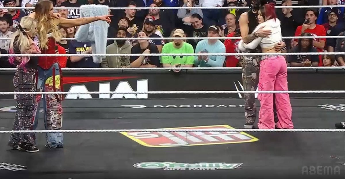 シャーロット(左から２人目)はイヨ(右)とリア・リプリーを指さす（©AbemaTV,Inc.）