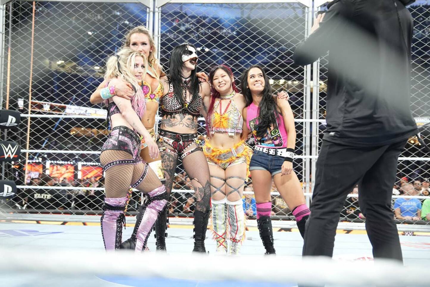(左から)アレクサ・ブリス、シャーロット・フレアー、リア・リプリー、イヨ・スカイ、AJリー©WWE