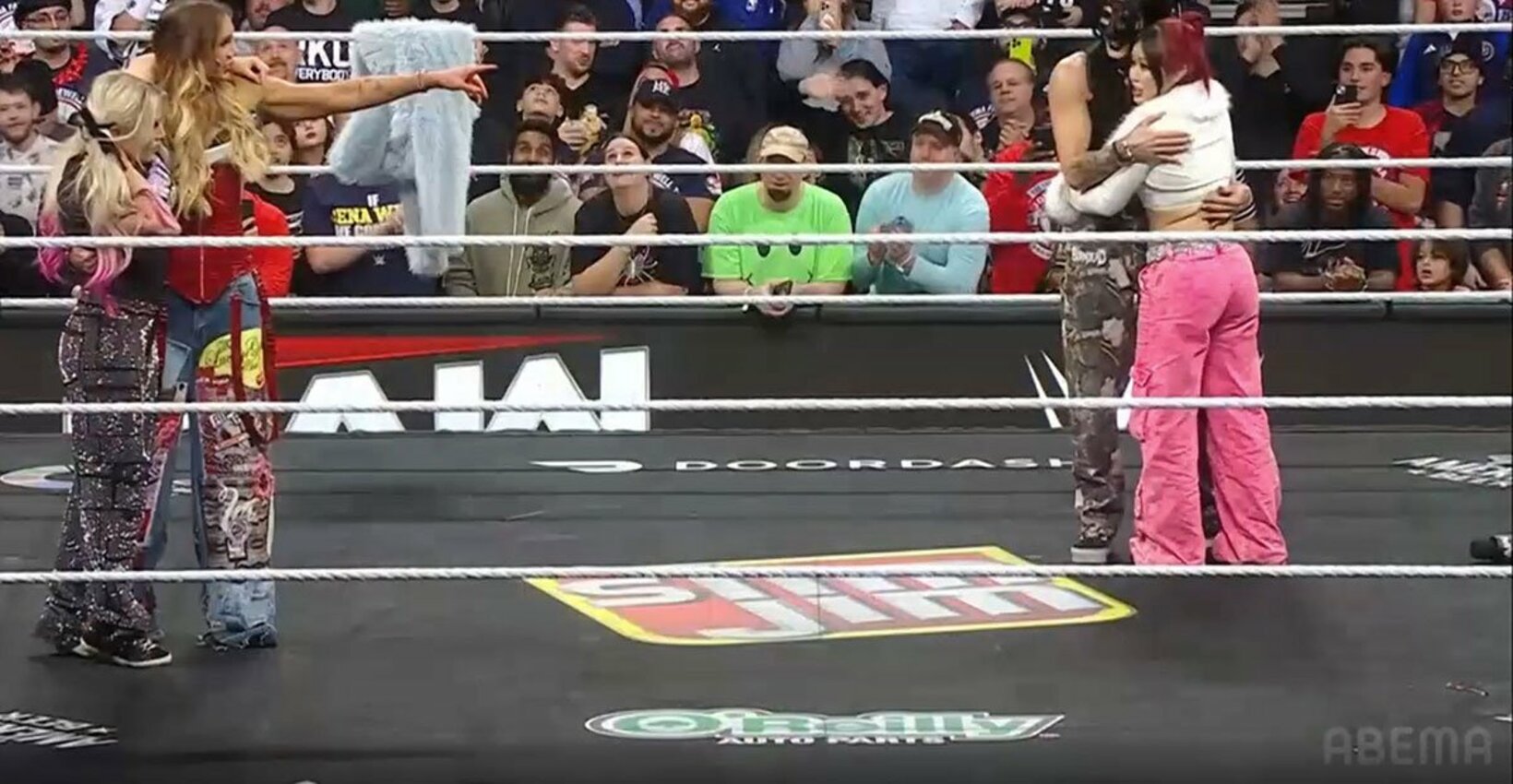 シャーロット(左から２人目)はイヨ(右)とリア・リプリーを指さす（©AbemaTV,Inc.）