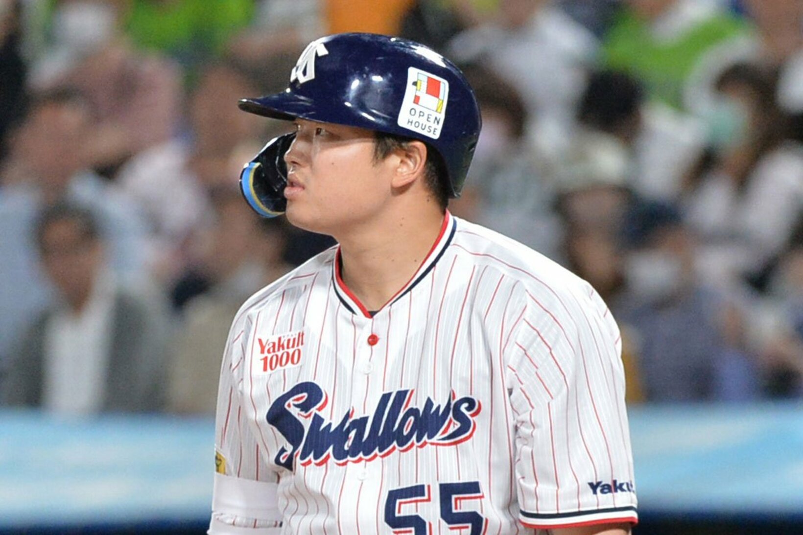 不満げな表情