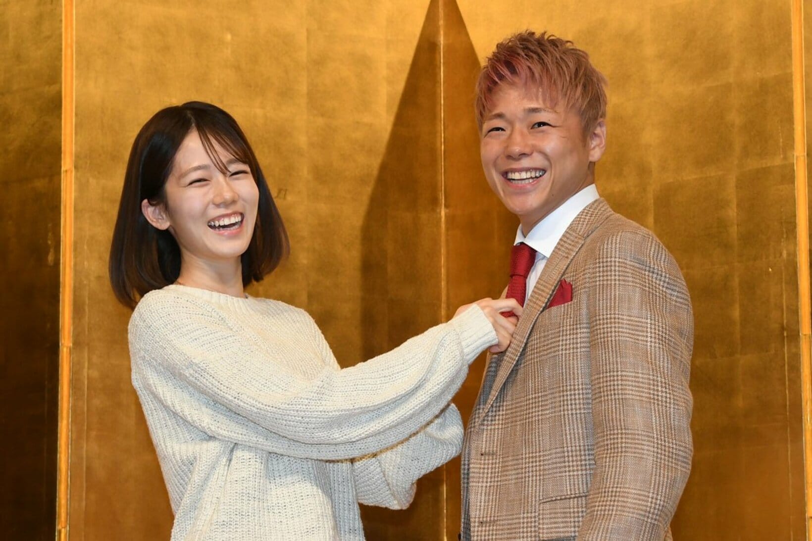 夫・武尊(右)の引退会見に姿を見せた川口葵