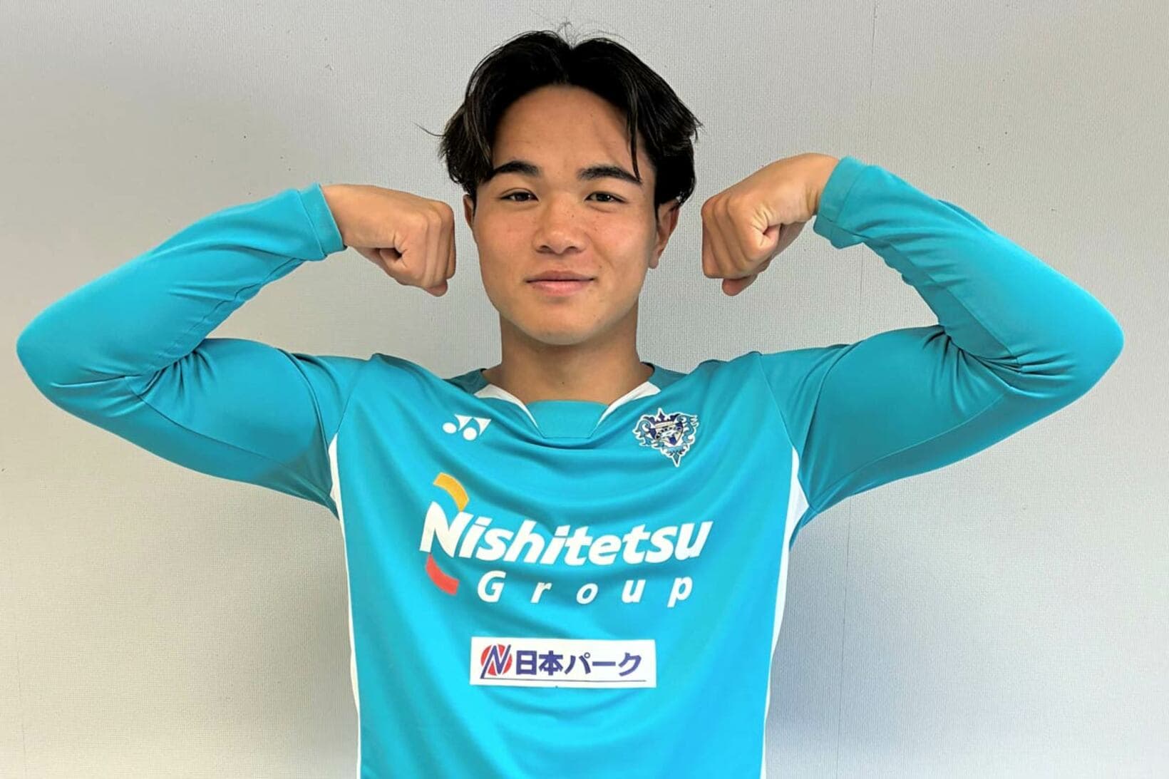 マッスルポーズをする辻岡