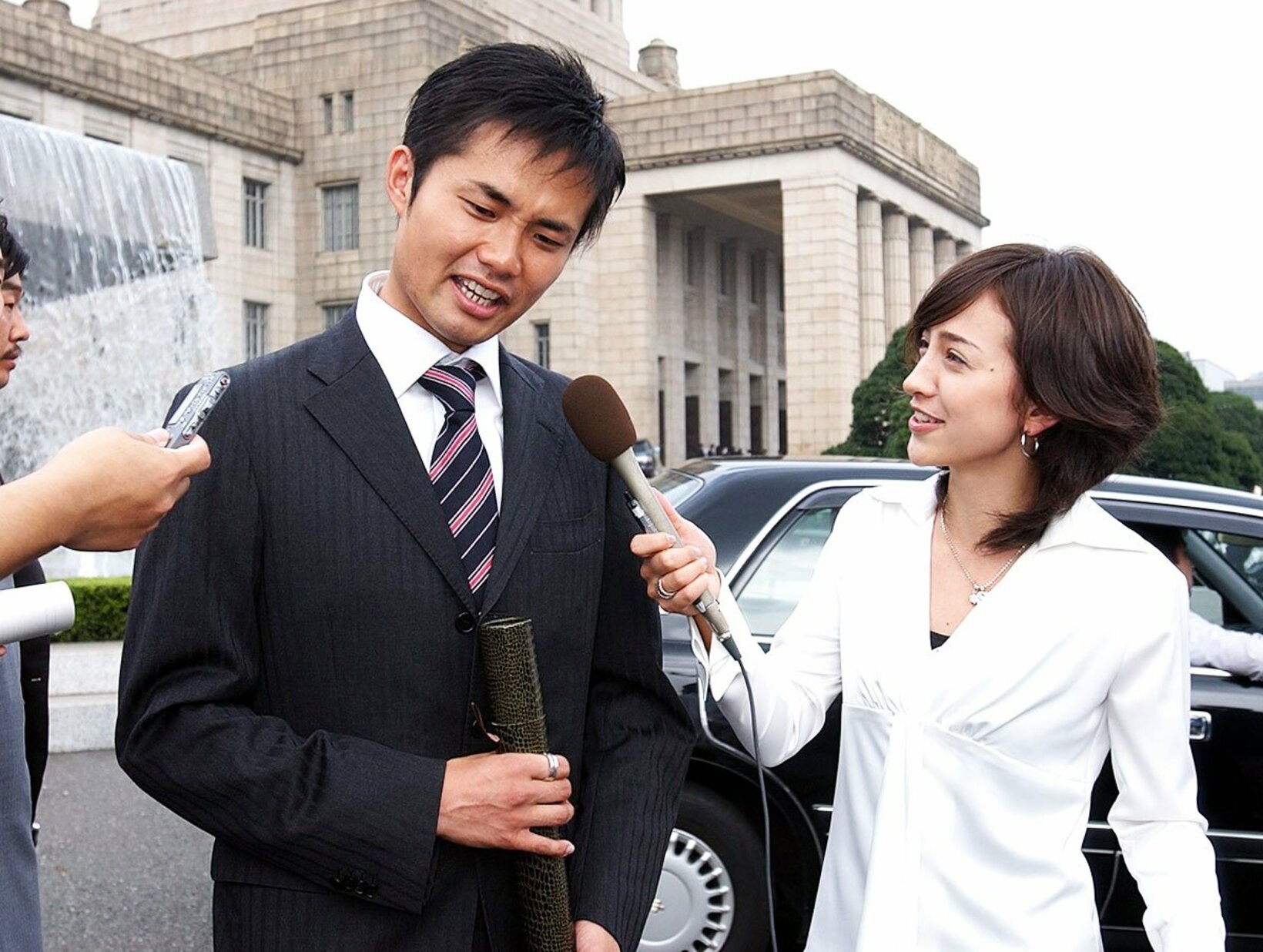 議員時代、滝川クリステル(右)に国会前でインタビューを受ける杉村太蔵氏（2005年）