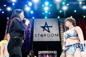 岩田美香（左）を挑戦者に指名した安納サオリ（C）ＳＴＡＲＤＯＭ
