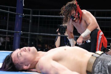 ＳＨＯ（手前）に勝利したエル・デスペラード