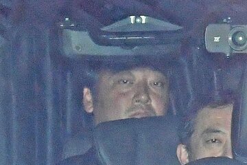 裁判所から出てくる斉藤慎二被告
