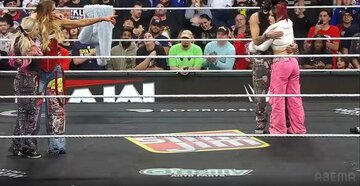 シャーロット(左から２人目)はイヨ(右)とリア・リプリーを指さす（©AbemaTV,Inc.）