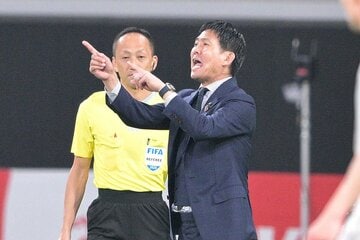 後半、必死の形相でピッチに指示を送る森保監督(右)