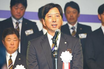 優勝祝賀会で挨拶する阪神・藤川監督