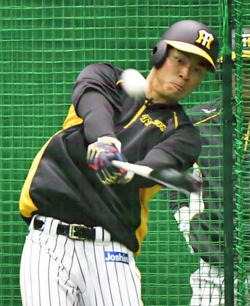  打撃練習をする阪神・佐藤輝