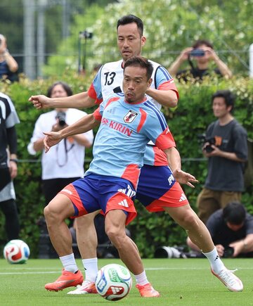 国内合宿に参加した長友佑都（手前）と吉田麻也（奥）
