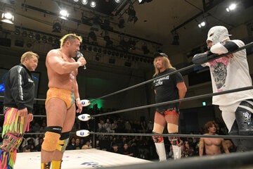 試合後、BUSHI（右）と内藤哲也（右から２人目）に向けマイクを握る征矢学