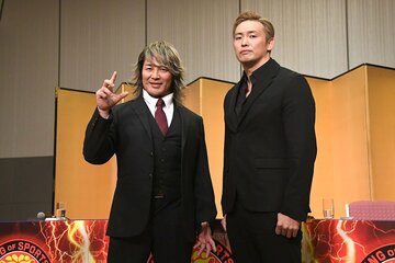 引退試合での対決が決まった棚橋（左）とオカダ