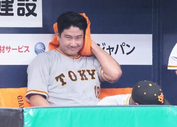  ベンチで思わせぶりな笑顔を見せた巨人・菅野（東スポWeb）