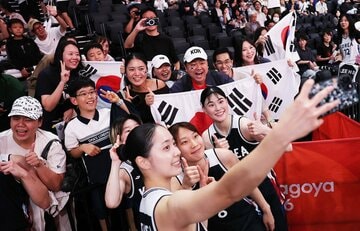優勝を喜ぶ女子バスケットボールの韓国代表（ロイター）