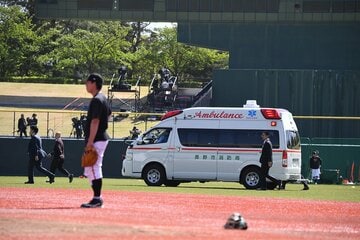 巨人・泉口友汰を搬送するためにグラウンドに入った救急車