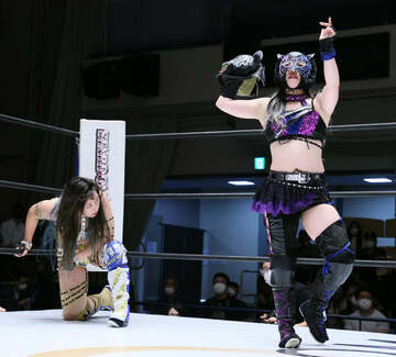  渡辺桃(左)を破ったスターライト・キッド(東スポWeb)