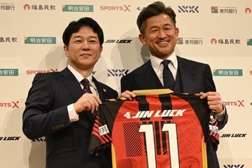 背番号１１のユニホームを手にする三浦知良（右）と小山淳CEO