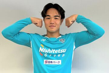 マッスルポーズをする辻岡