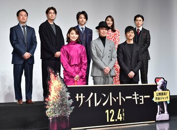  １列目左から石田ゆり子、佐藤浩市、西島秀俊、（２列目）波多野貴文監督、井之脇海、中村倫也、広瀬アリス、勝地涼