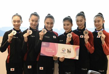 左から田辺観世埜、田中友菜、田口久乃、西本愛実、花村夏実、真鍋凜
