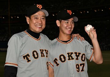 プロ初勝利の井上は原監督と並んでニッコリ